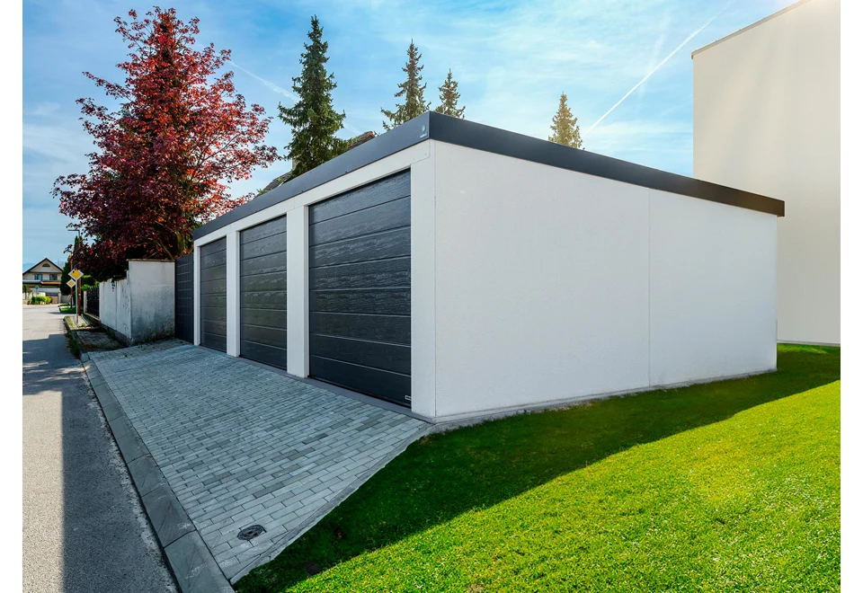 GARDEON® Garage mit drei Hörmann-Sektionaltoren