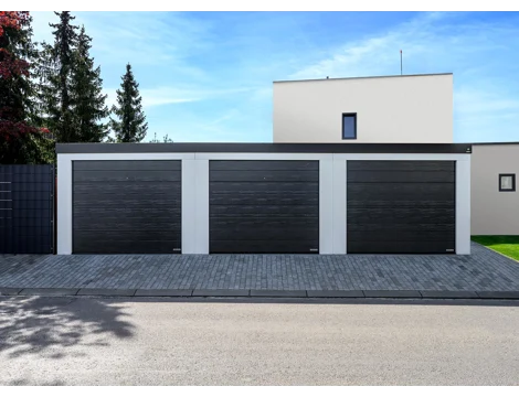 GARDEON® Garage mit drei Hörmann-Sektionaltoren