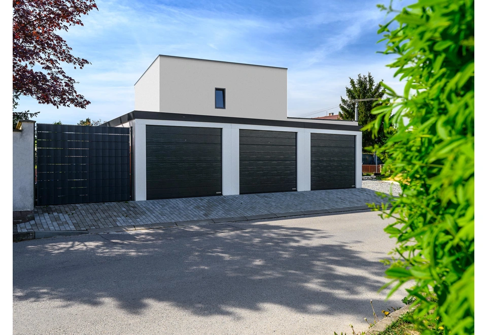 GARDEON® Garage mit drei Toren und Hörmann Türen