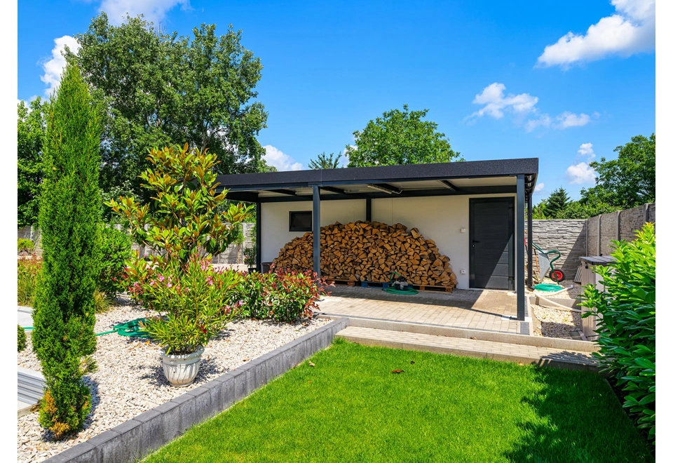 GARDEON® Garage mit Hörmann Garagentor, Fenster und Carport rechts