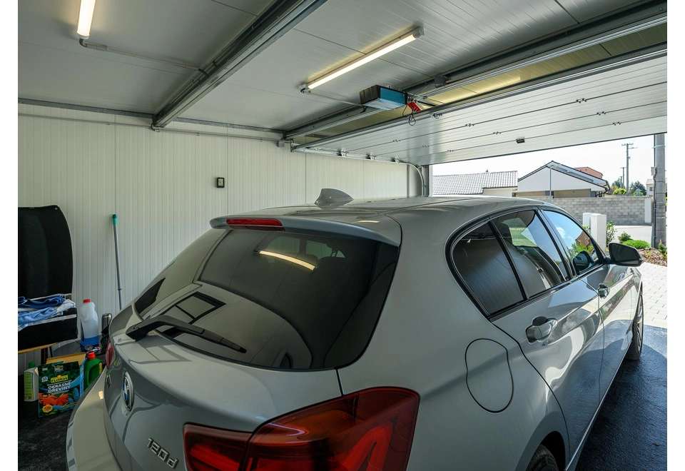 GARDEON® Garage mit Hörmann Garagentor, Fenster und Design-Lichtband