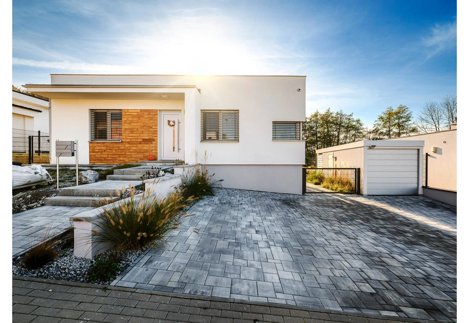 GARDEON® Garage mit Hörmann Garagentor, Lichtband und Carport