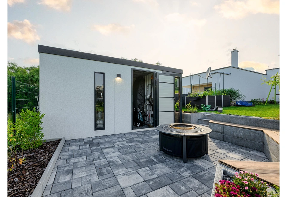 GARDEON® Gartenhaus mit Hörmann-Tür, Lichtband und überdachtem Bereich