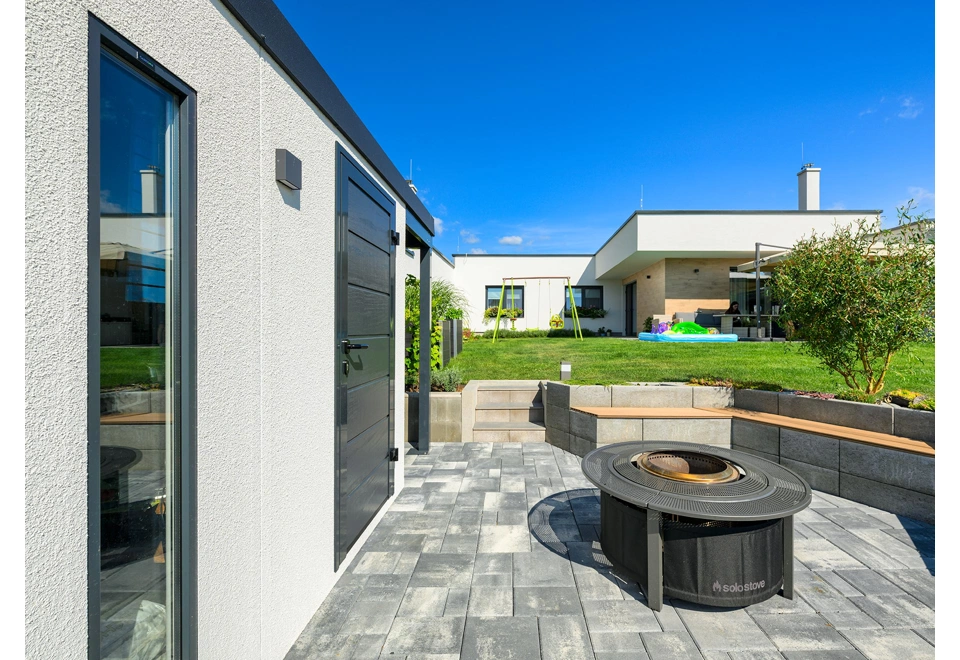 GARDEON® Gartenhaus mit Hörmann-Tür, Lichtband und überdachtem Bereich