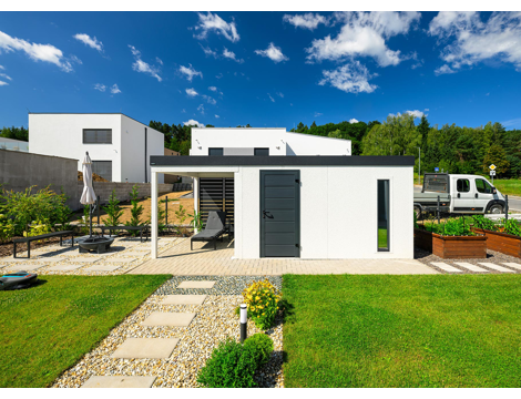 GARDEON® Gartenhaus mit Hörmann-Tür, Lichtband und überdachtem Bereich GARDEON® Gartenhaus mit Hörmann-Tür, Lichtband und überdachtem Bereich