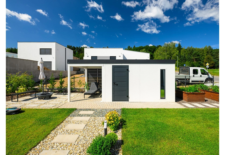 GARDEON® Gartenhaus mit Hörmann-Tür, Lichtband und überdachtem Bereich