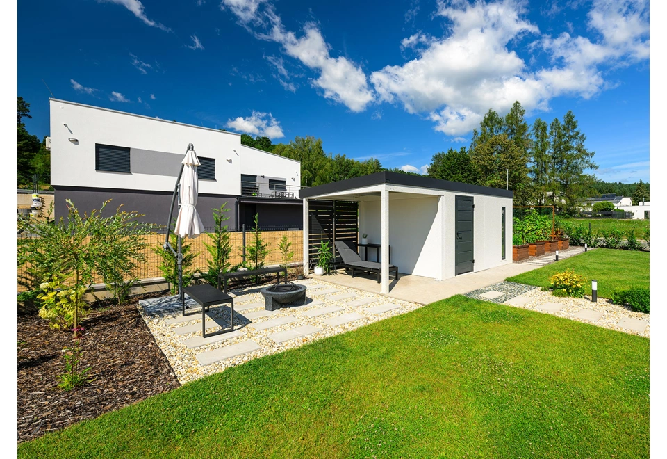 GARDEON® Gartenhaus mit Hörmann-Tür, Lichtband und überdachtem Bereich