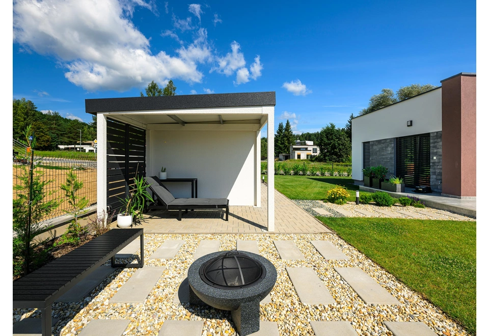 GARDEON® Gartenhaus mit Hörmann-Tür, Lichtband und überdachtem Bereich