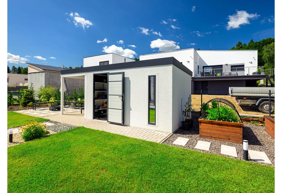 GARDEON® Gartenhaus mit Hörmann-Tür, Lichtband und überdachtem Bereich