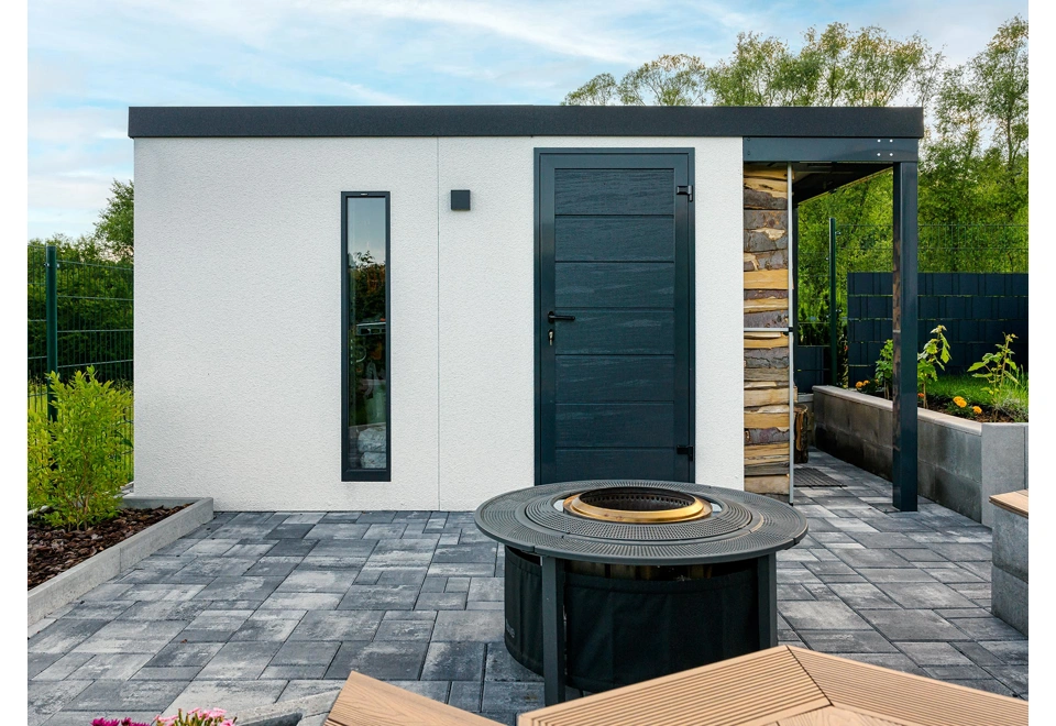 GARDEON® Gartenhaus mit Hörmann-Tür, Lichtband und überdachtem Bereich