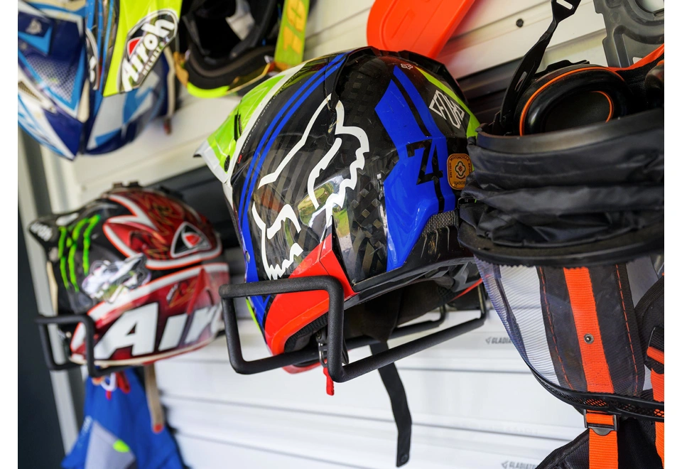 GARDEON® Gartenhaus mit sicherer Garagentür und Überdachung