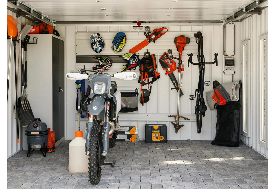 GARDEON® Gartenhaus mit sicherer Garagentür und Überdachung