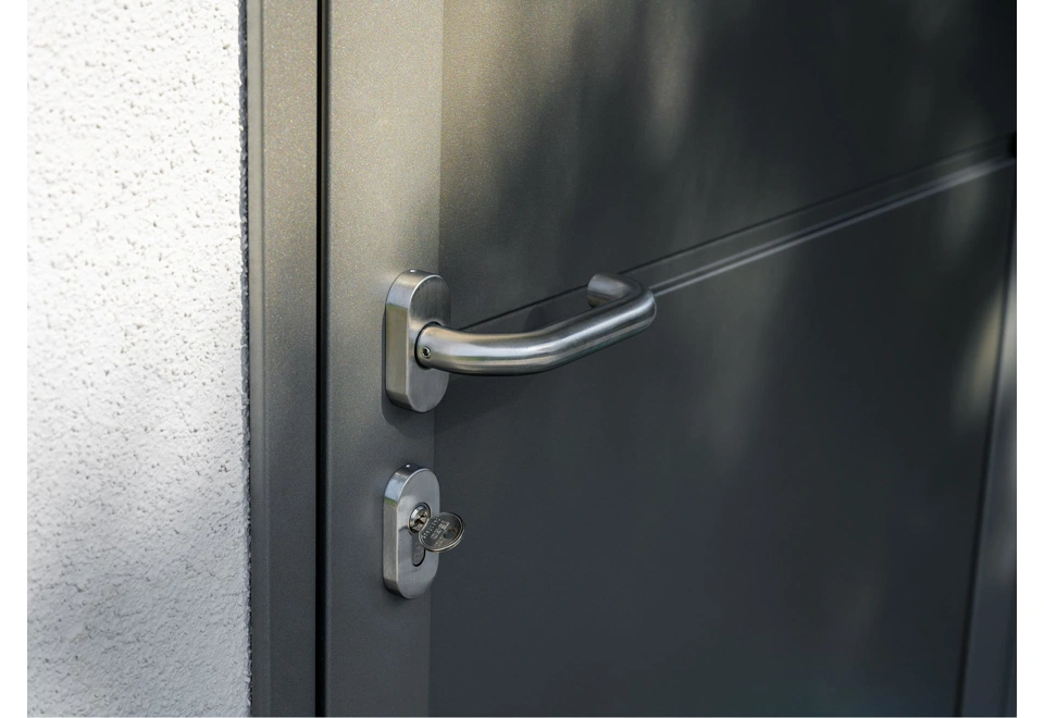 GARDEON® Gartenhaus mit sicherer Garagentür und Überdachung