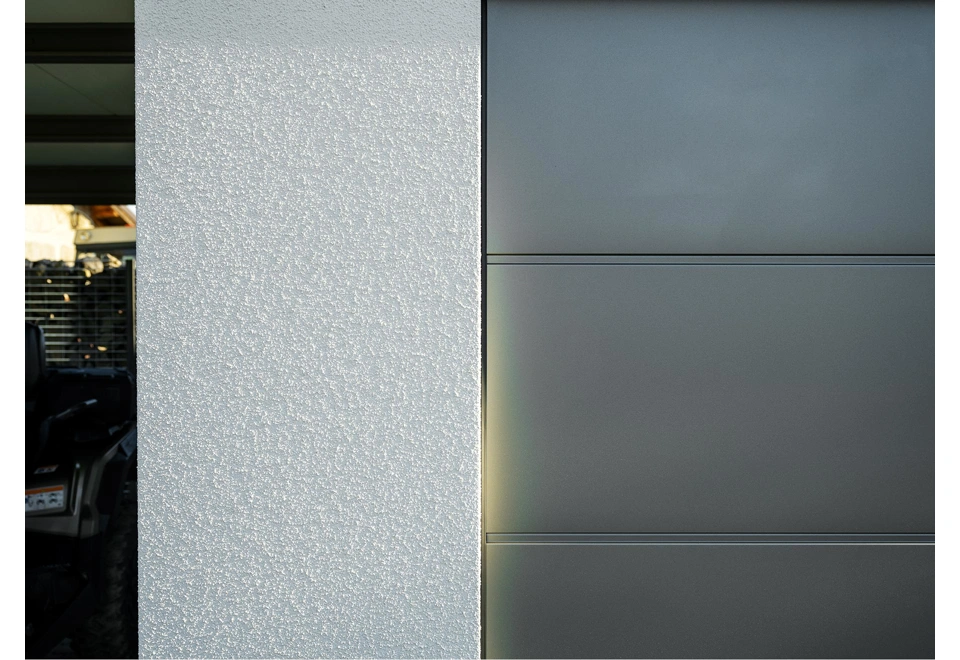 GARDEON® Gartenhaus mit sicherer Garagentür und Überdachung