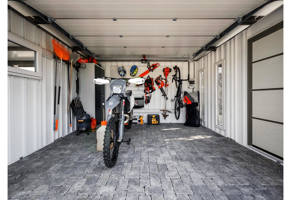 GARDEON® Gartenhaus mit sicherer Garagentür und Überdachung