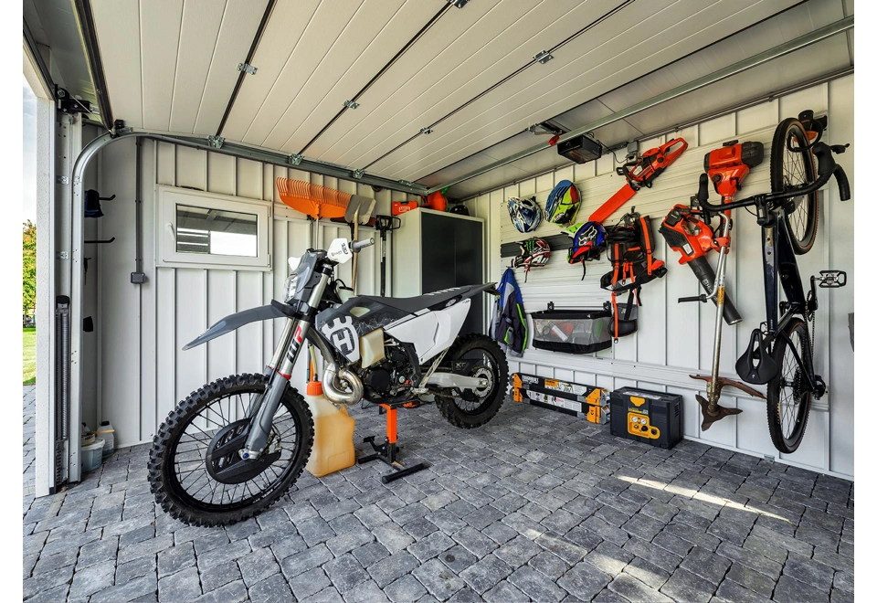 GARDEON® Gartenhaus mit sicherer Garagentür und Überdachung