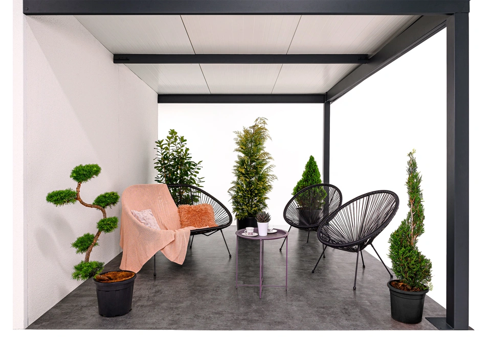 GARDEON® Gartenhaus mit sicherer Garagentür von Hörmann und überdachtem Bereich