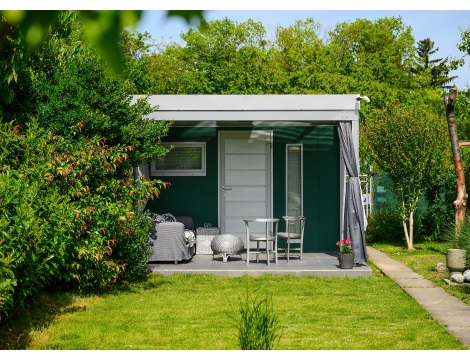 GARDEON® Gartenhaus mit Tür, Fenster, Lichtband und Überdachung