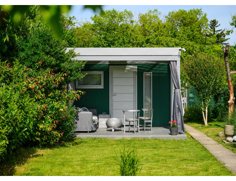 GARDEON® Gartenhaus mit Tür, Fenster, Lichtband und Überdachung GARDEON® Gartenhaus mit Tür, Fenster, Lichtband und Überdachung