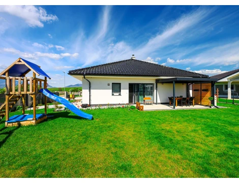 Pergola 4 x 3 m se zateplenou střechou a dřevěnou výplní v pravé části.